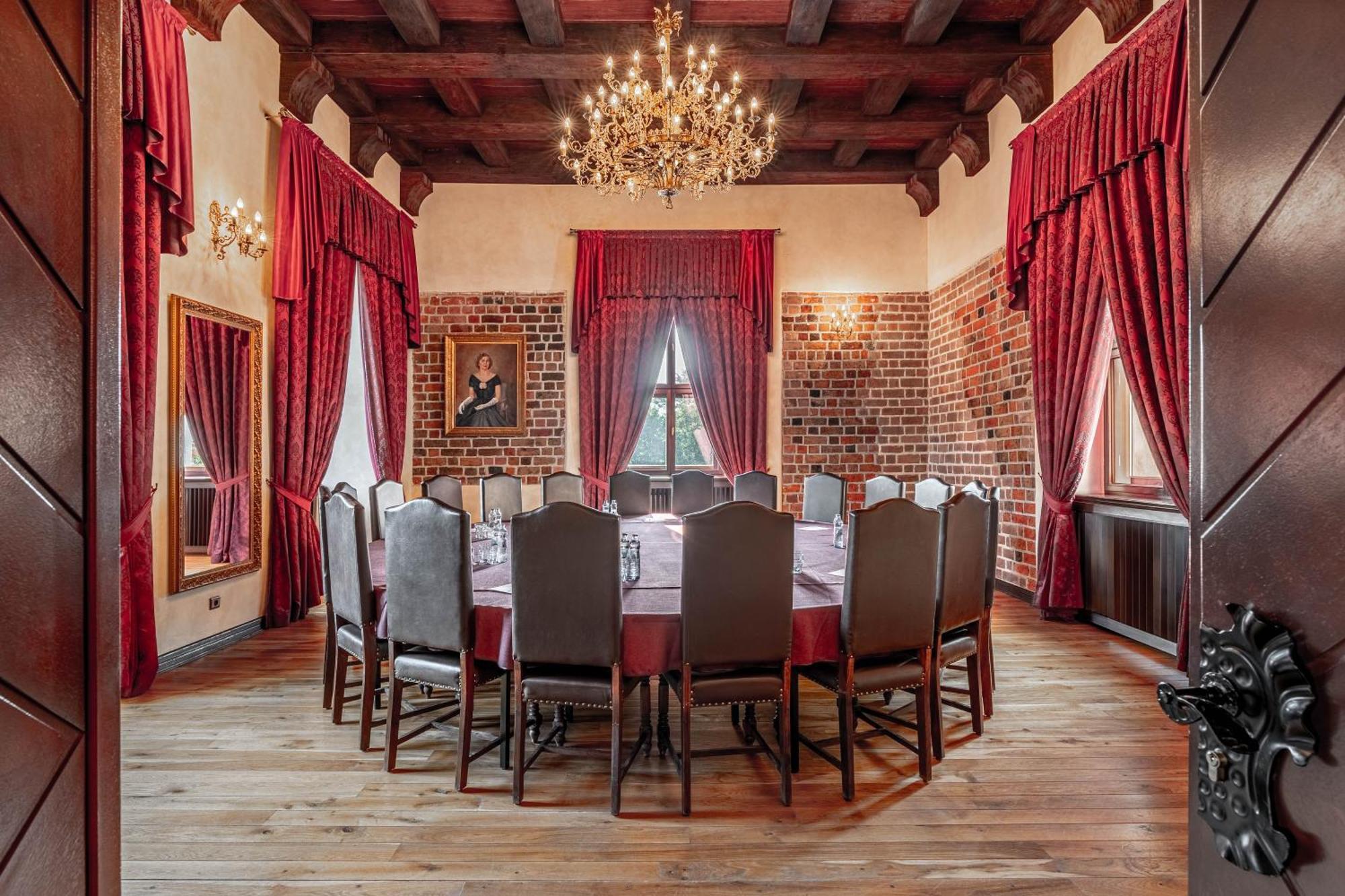 Zamek Uniejow Aparthotel Ngoại thất bức ảnh