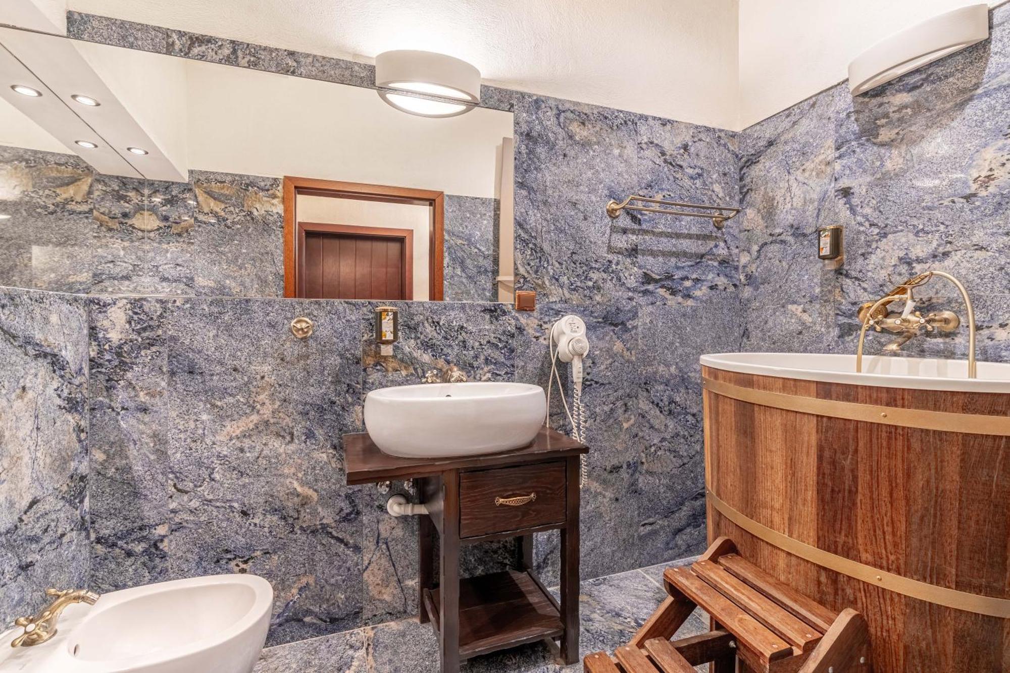 Zamek Uniejow Aparthotel Ngoại thất bức ảnh