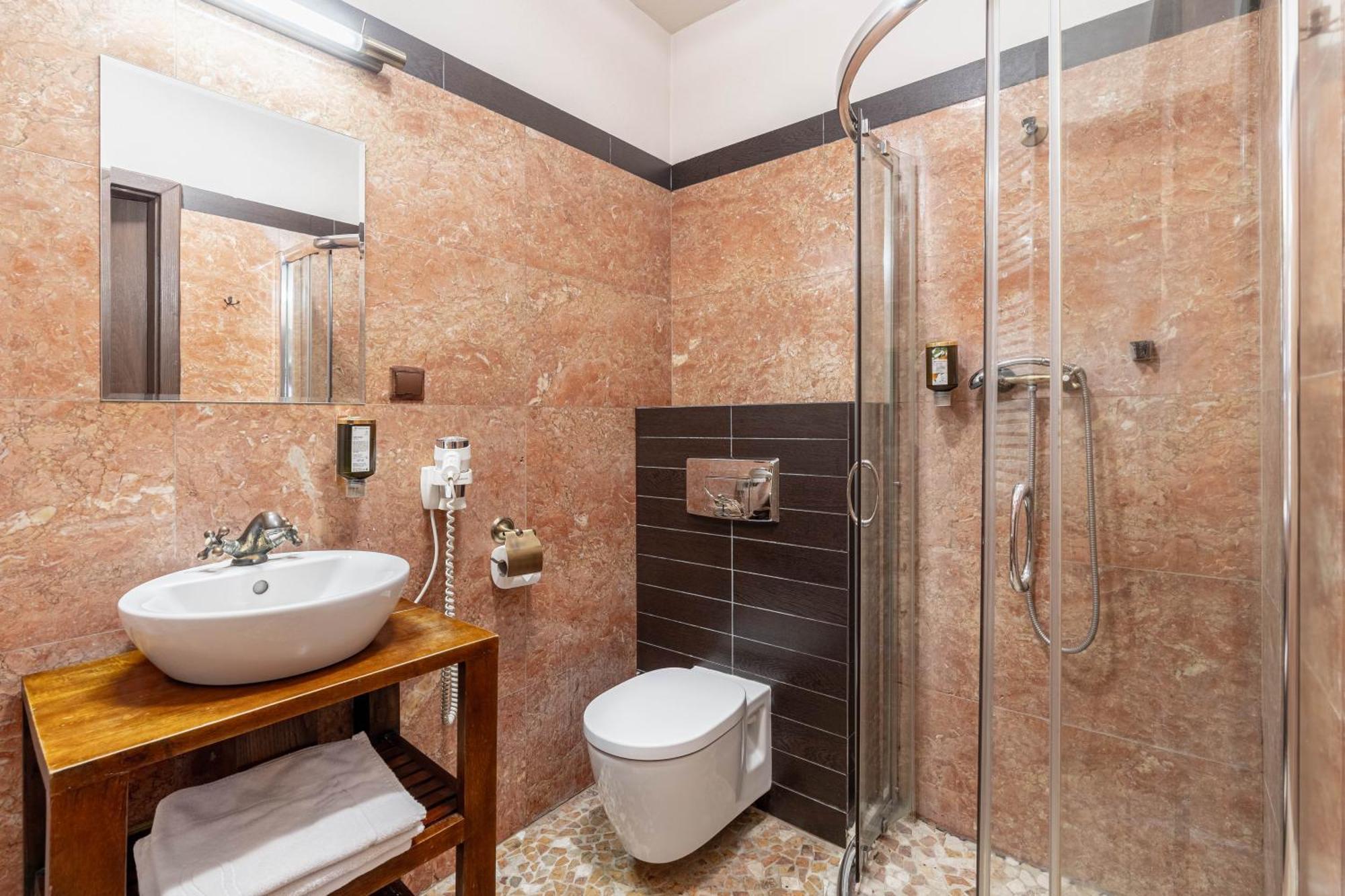 Zamek Uniejow Aparthotel Ngoại thất bức ảnh