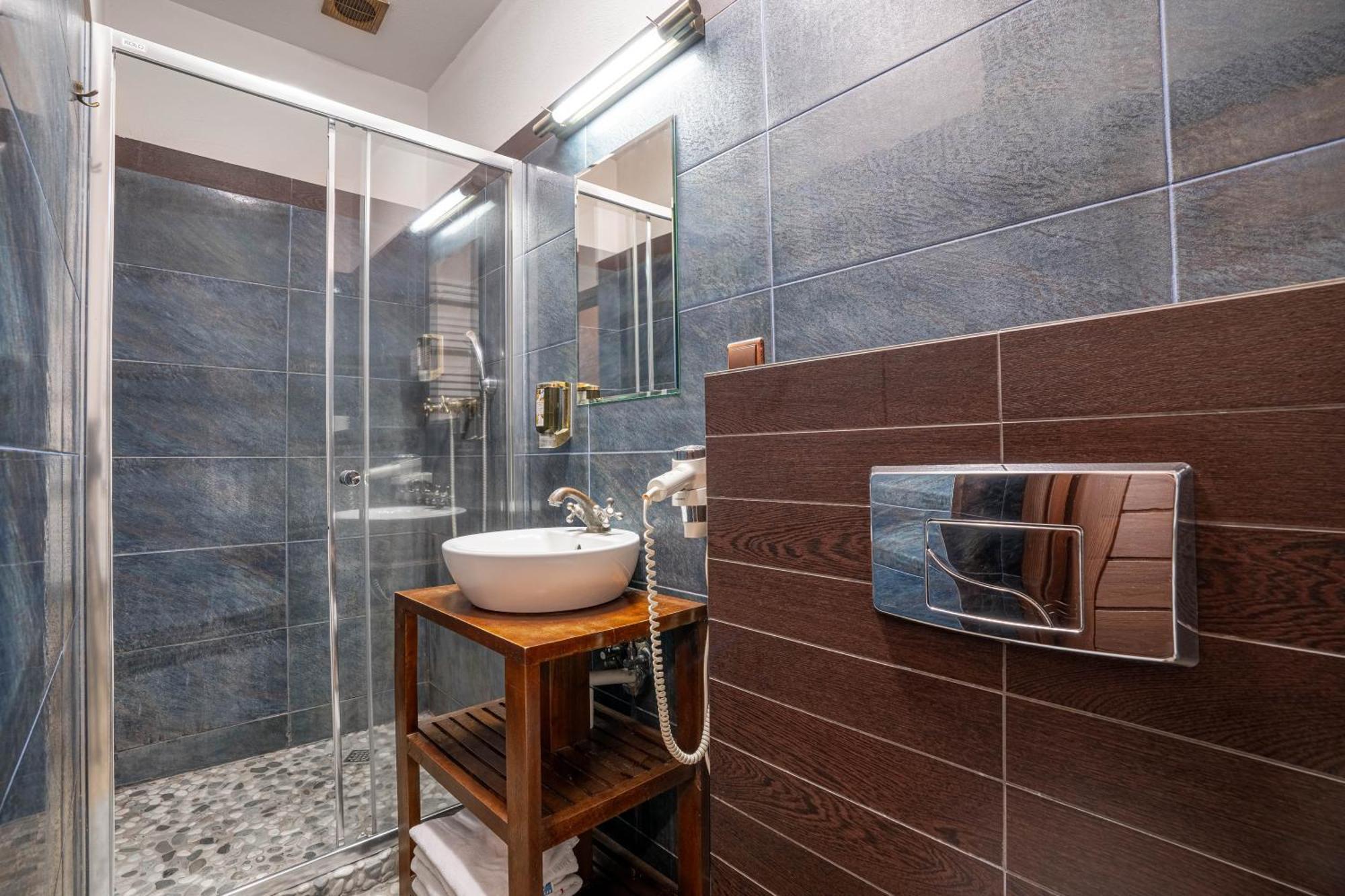 Zamek Uniejow Aparthotel Ngoại thất bức ảnh